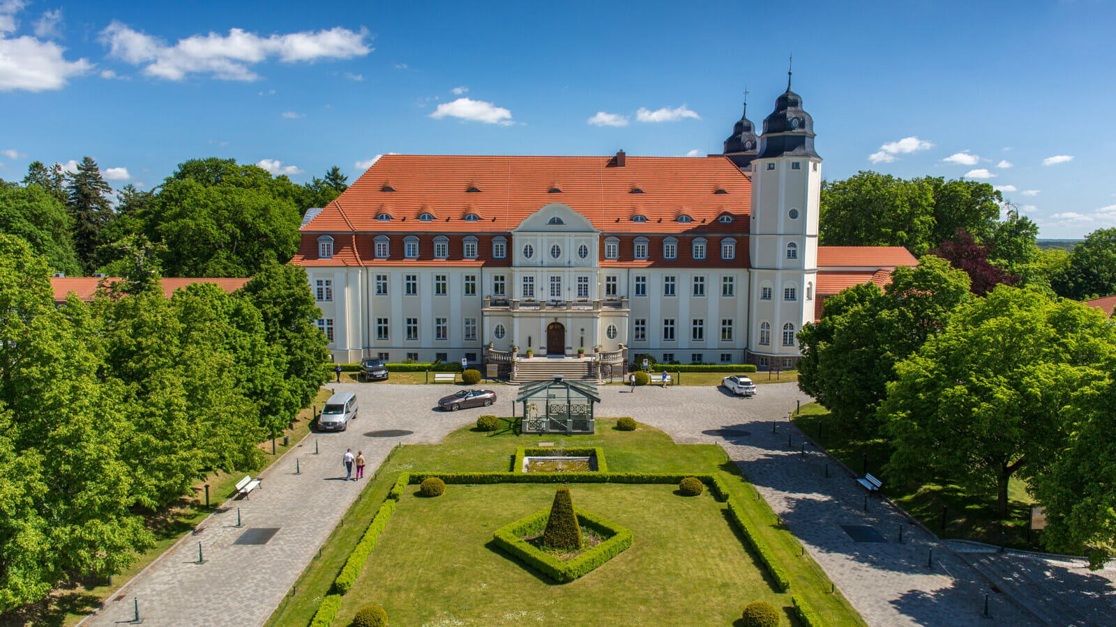 Auffahrt des Schloss Fleesensee