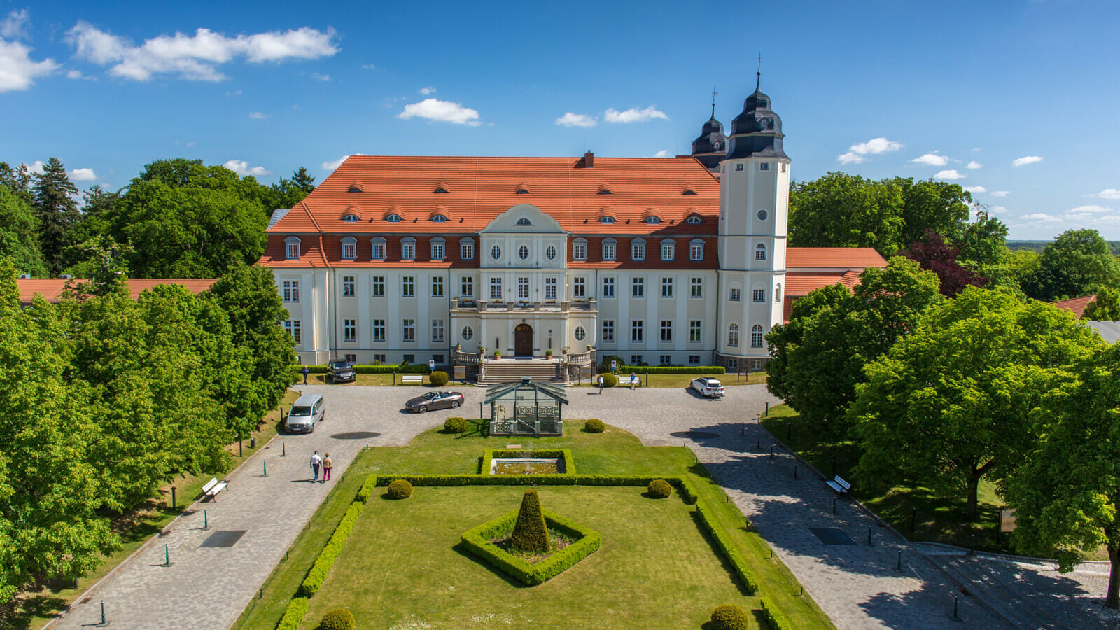 Auffahrt des Schloss Fleesensee