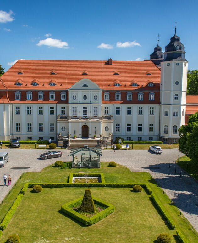 Auffahrt des Schloss Fleesensee