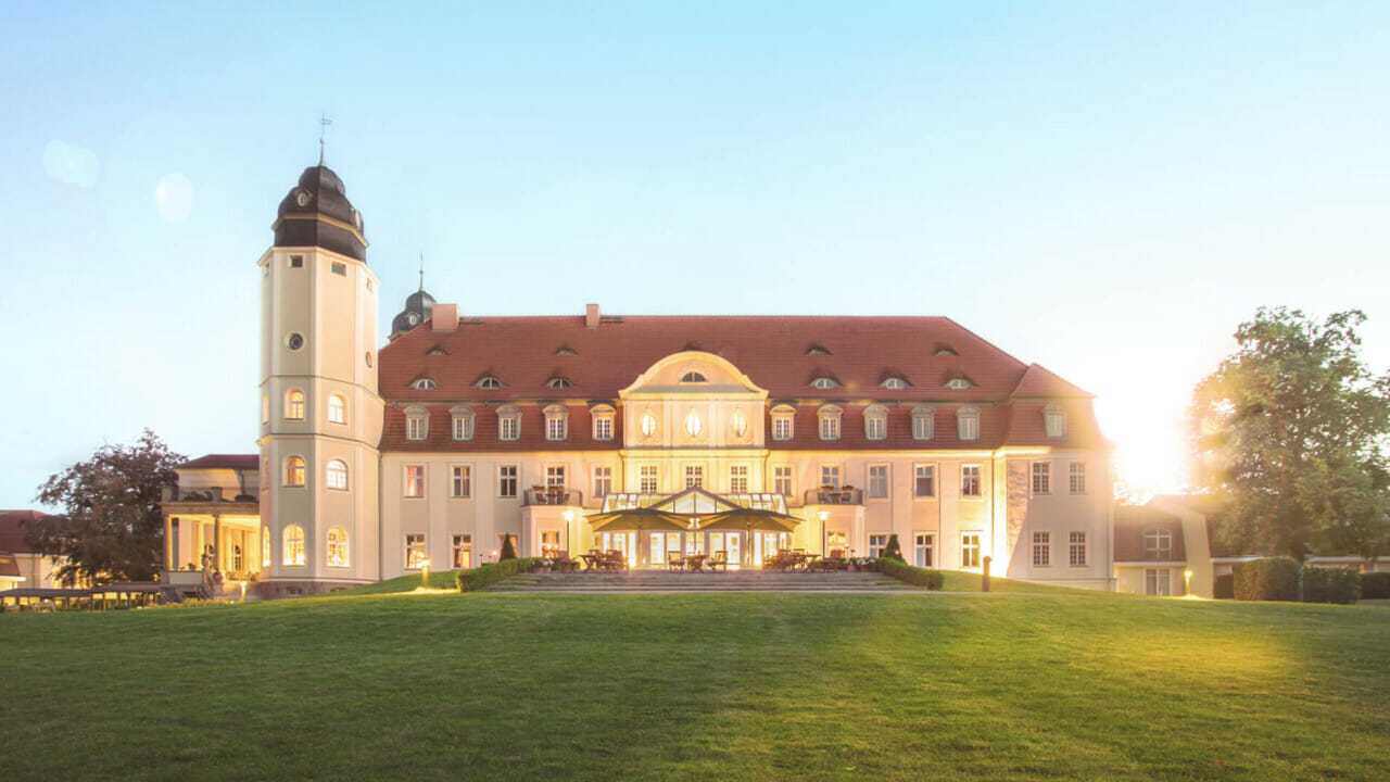 Die Rückseite des Schloss Fleesensee im Sonnenlicht.