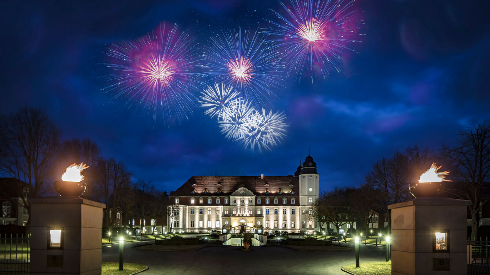 Feuerwerk über dem Schloss Fleesensee.