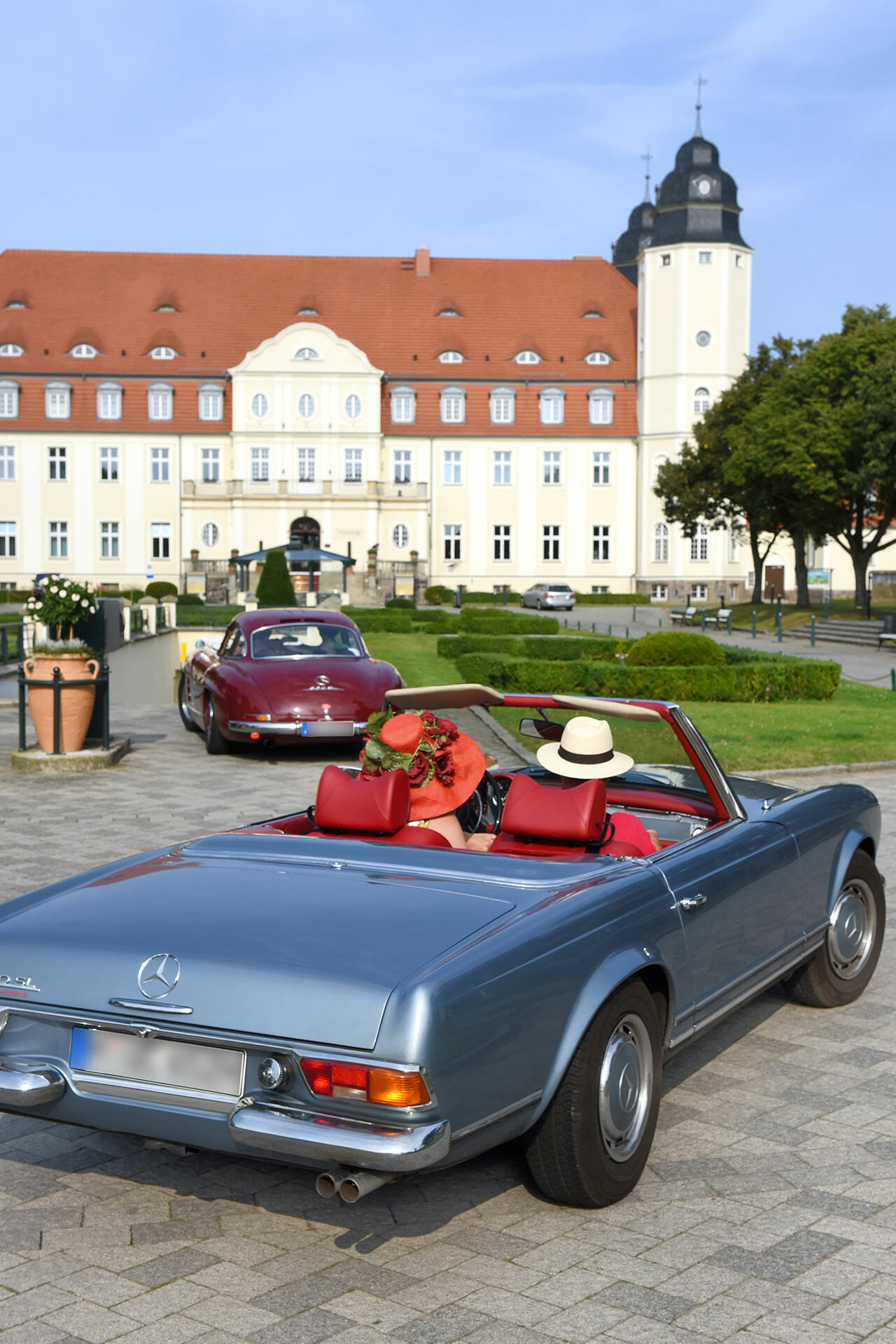 Anfahrt mit Oldtimer Autos ins Schloss Fleesensee.