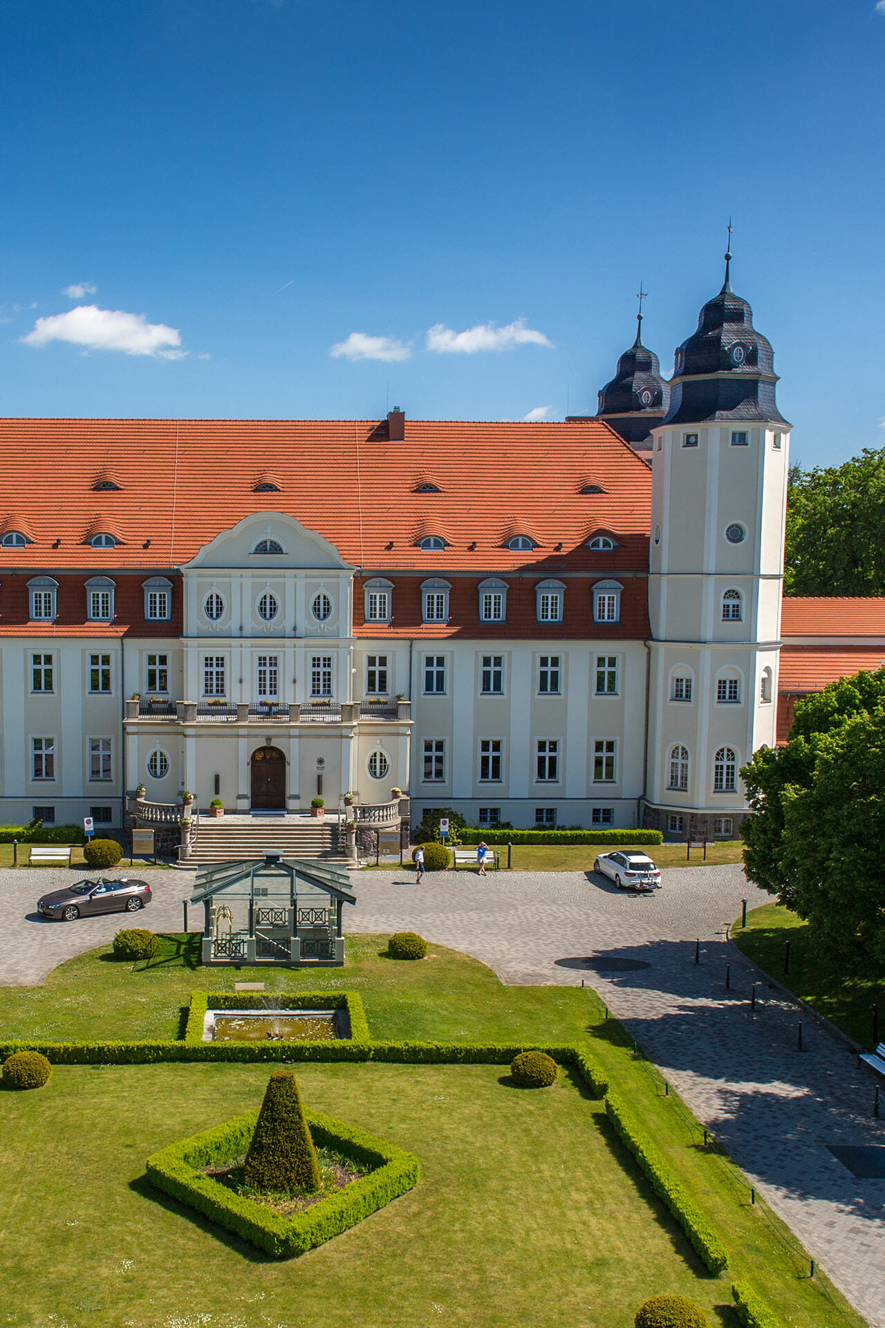 Auffahrt des Schloss Fleesensee