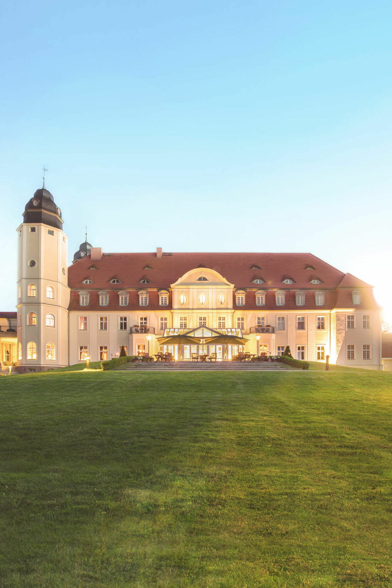 Die Rückseite des Schloss Fleesensee im Sonnenlicht.