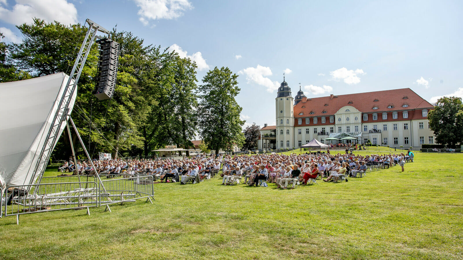 Ein Schlosskonzert im Sommer auf der Freilichtbühne.