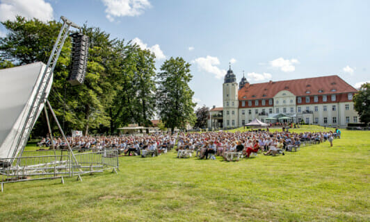 Ein Schlosskonzert im Sommer auf der Freilichtbühne.