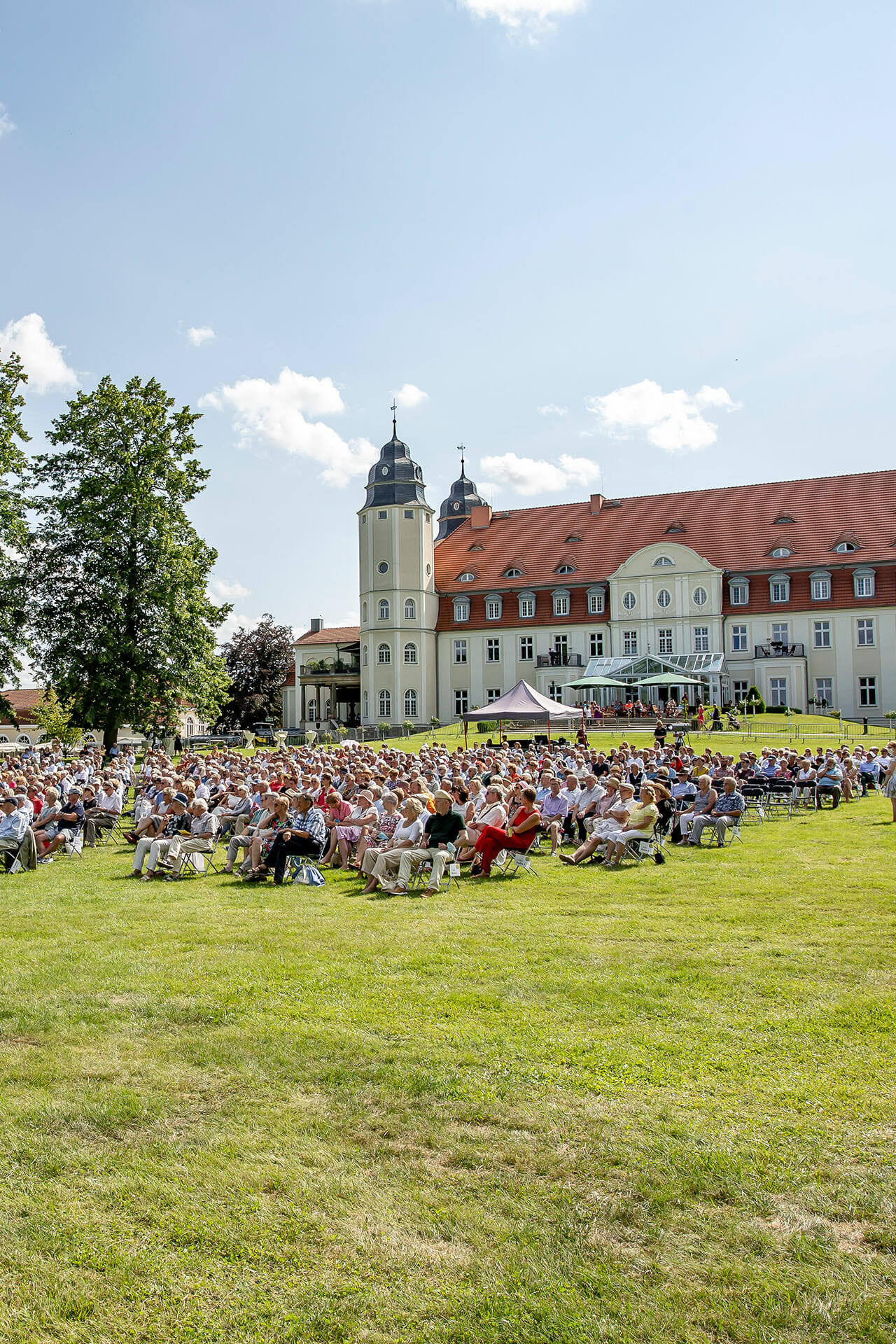 Ein Schlosskonzert im Sommer auf der Freilichtbühne.