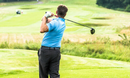 Abschlag auf dem Schloss Golf Golfplatz.