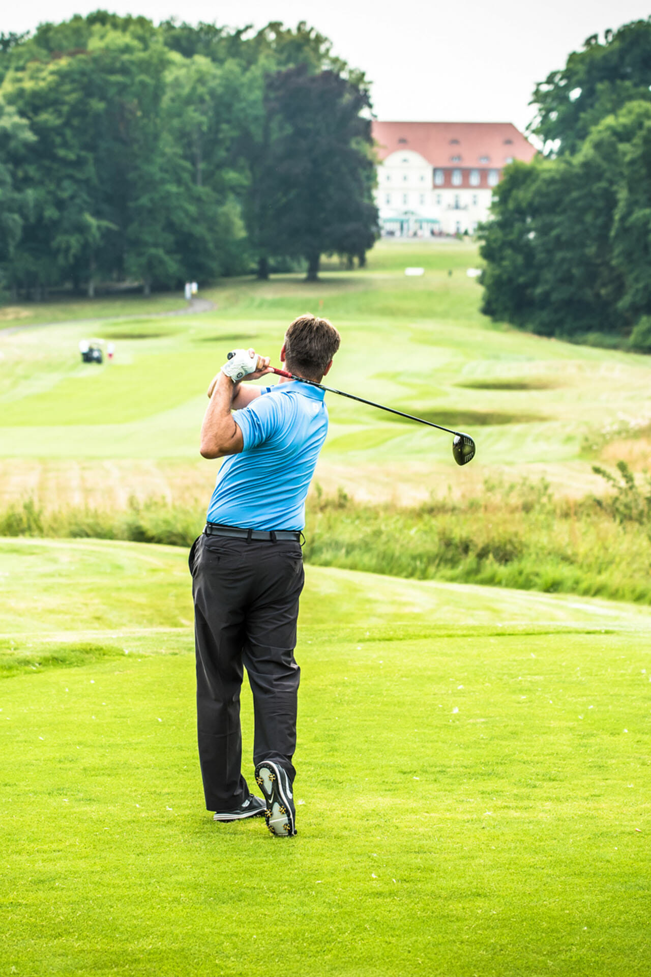 Abschlag auf dem Schloss Golf Golfplatz.