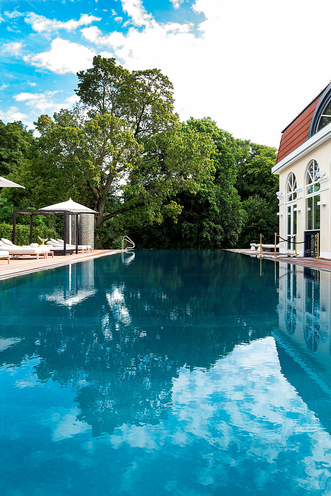 Der Außenpool des Schloss Spa im Sommer.