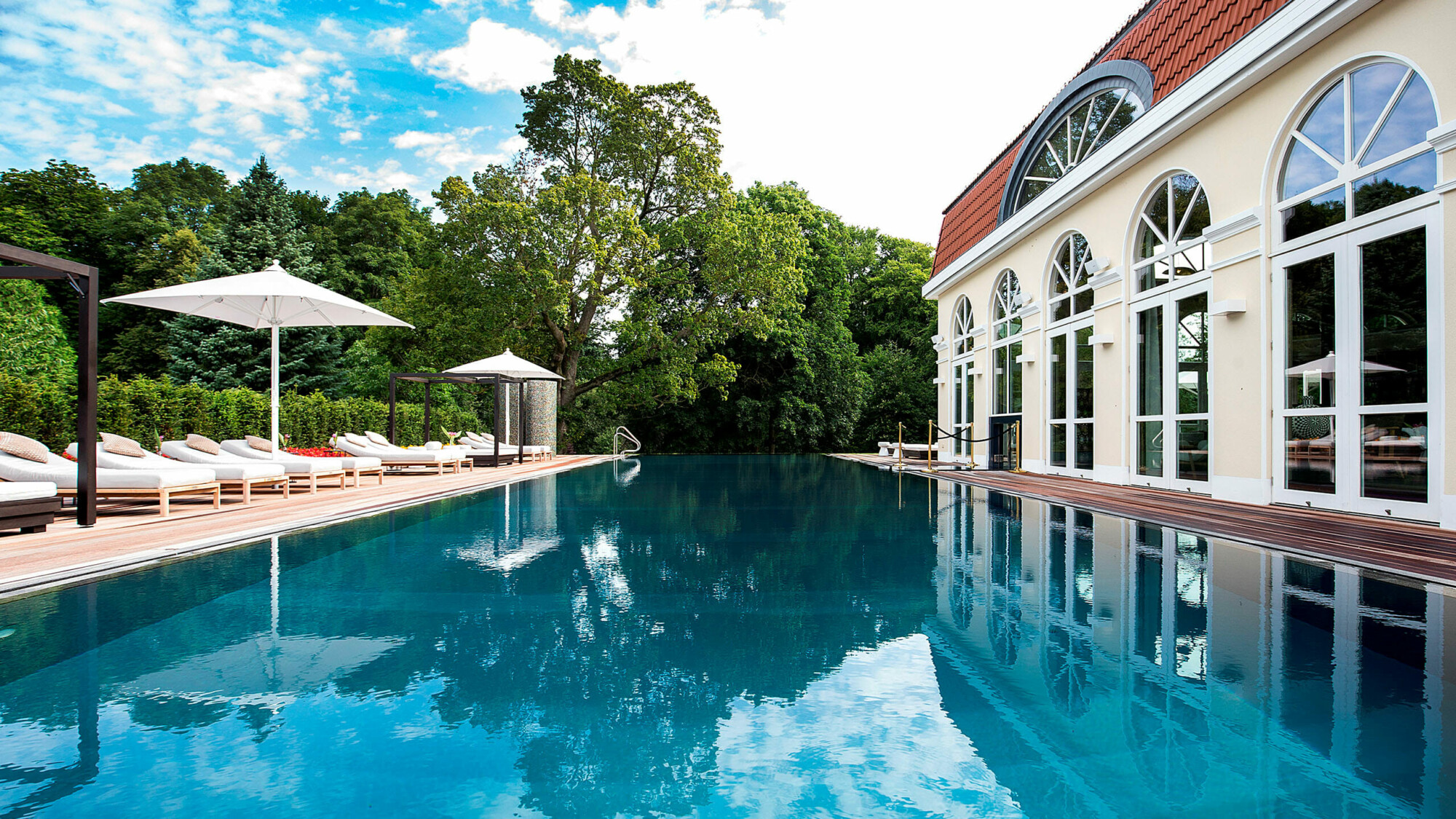 Der Außenpool des Schloss Spa im Sommer.