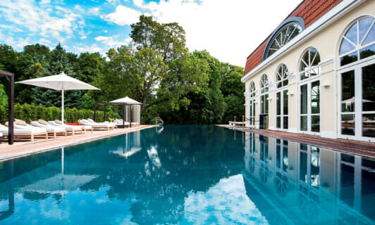 Der Außenpool des Schloss Spa im Sommer.