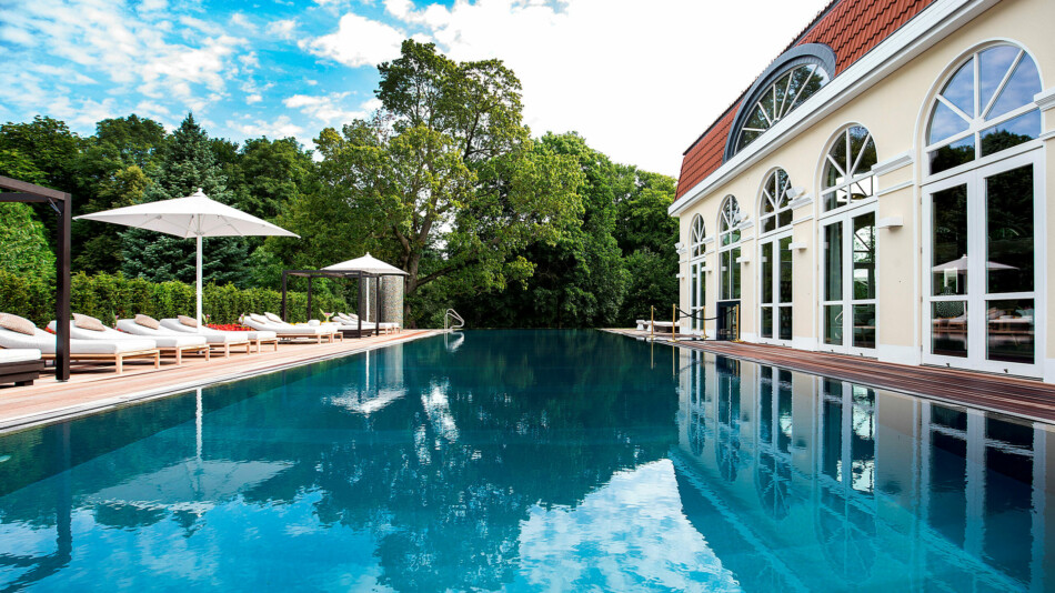 Der Außenpool des Schloss Spa im Sommer.