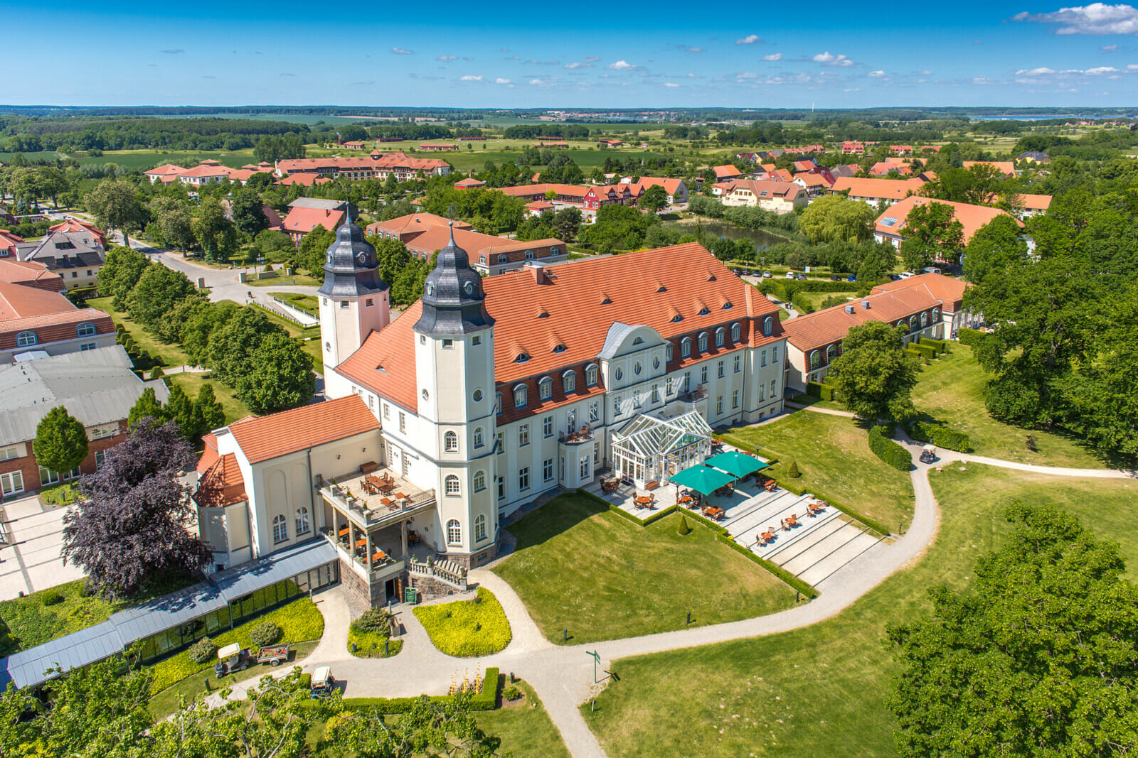 Das Schloss Fleesensee von oben im Sommer.