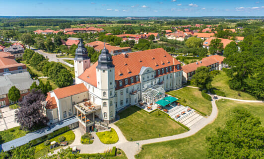 Das Schloss Fleesensee von oben im Sommer.