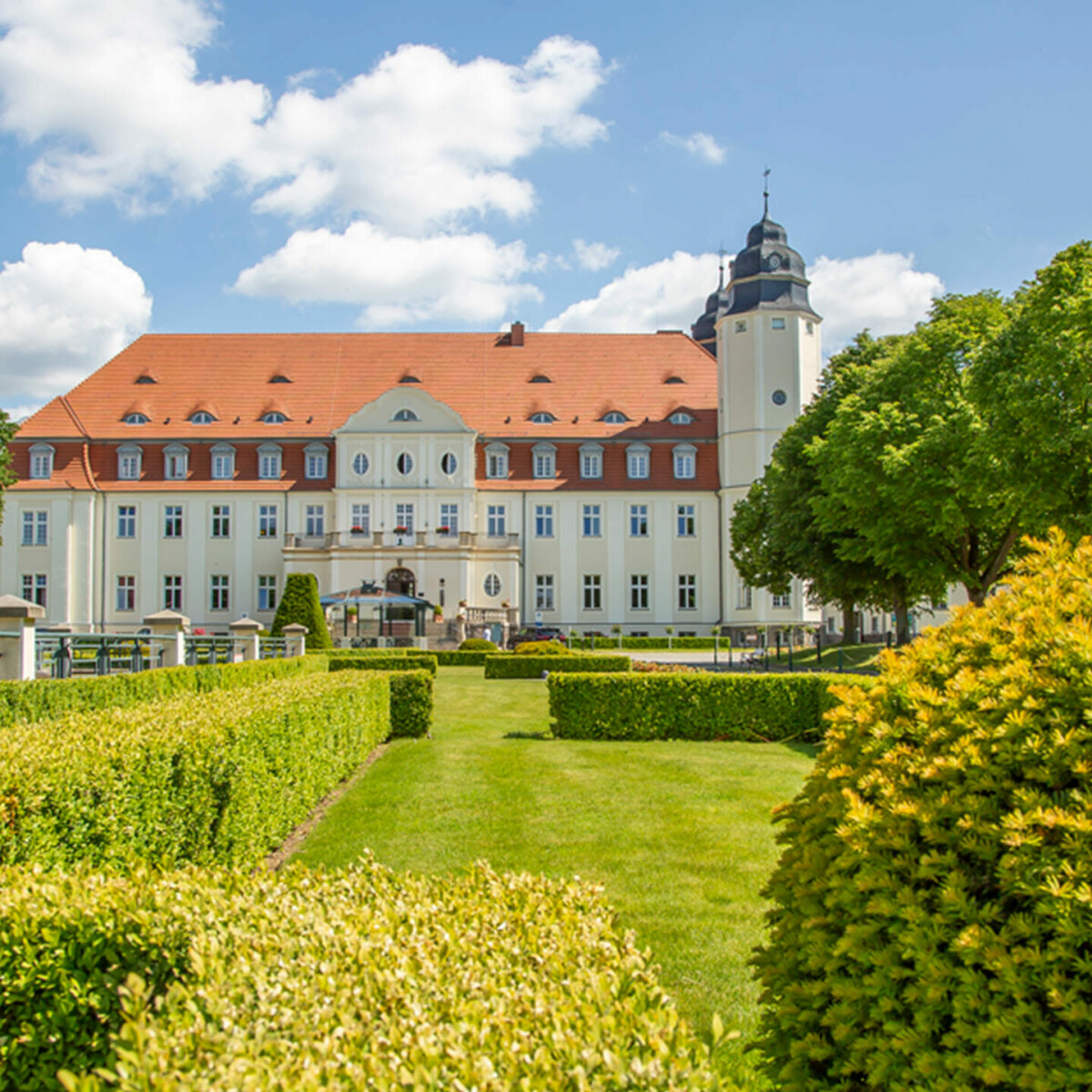 Das Schloss Fleesensee von vorn im Sommer.