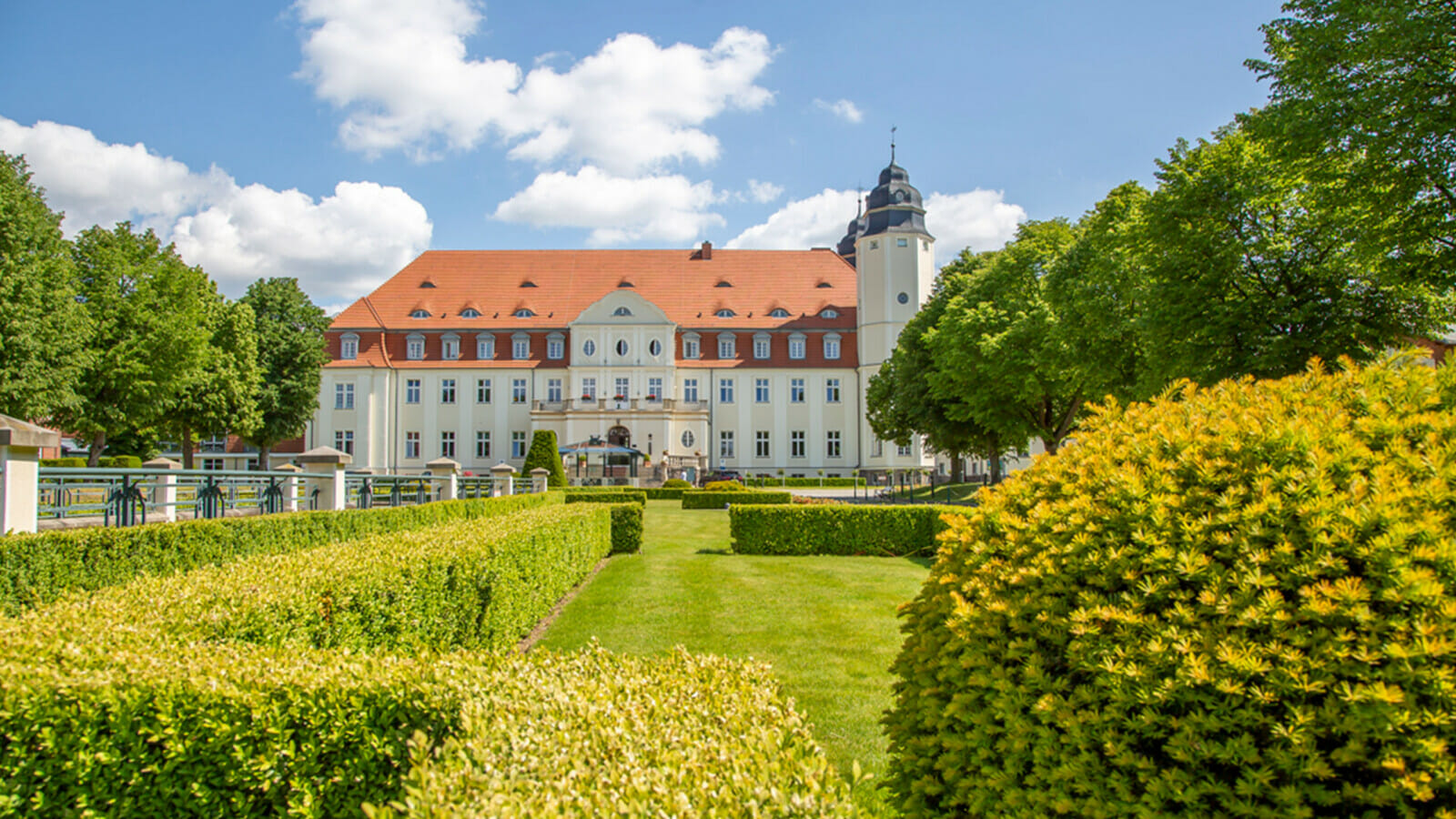 Das Schloss Fleesensee von vorn im Sommer.