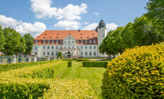 Das Schloss Fleesensee von vorn im Sommer.