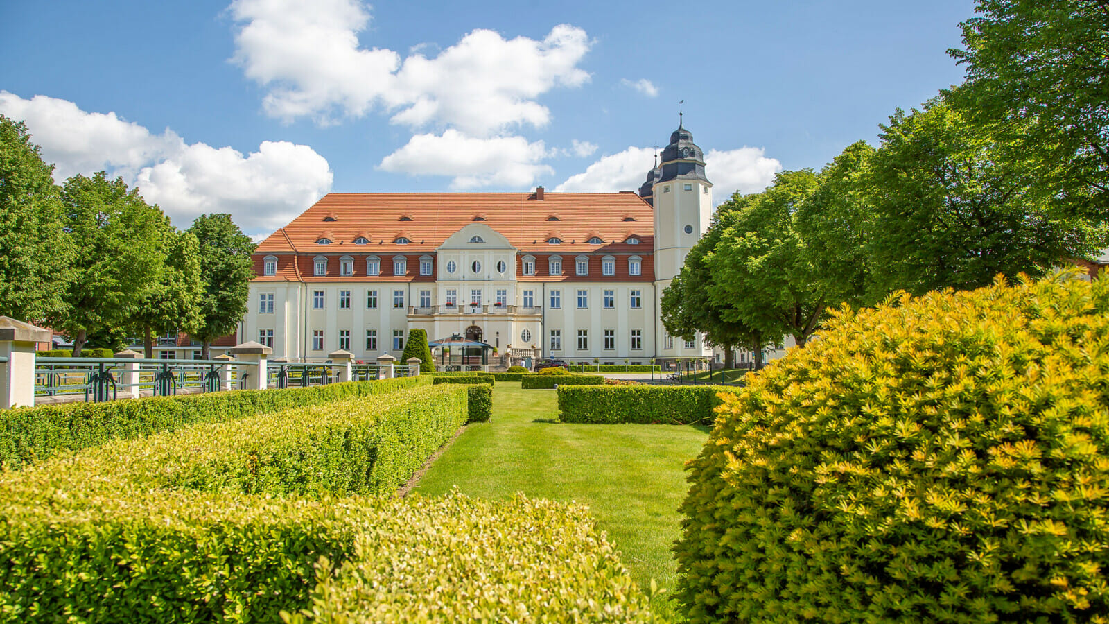 Das Schloss Fleesensee von vorn im Sommer.