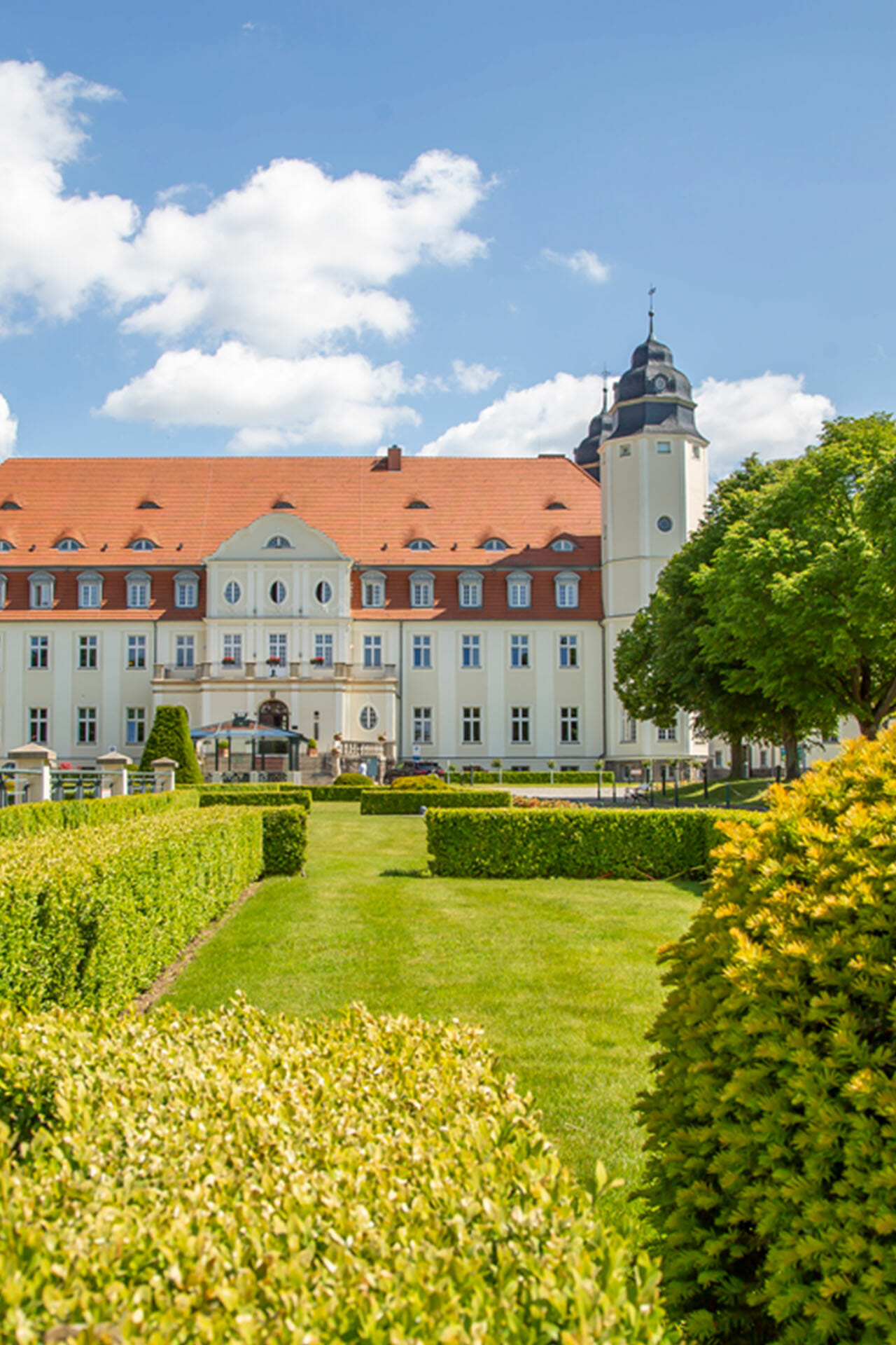 Das Schloss Fleesensee von vorn im Sommer.