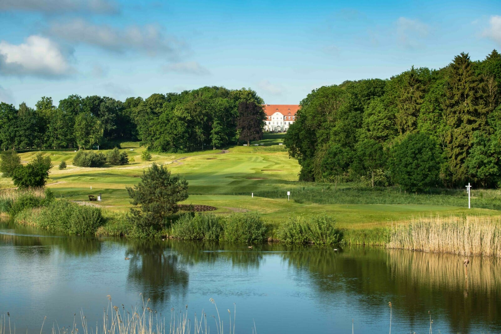 Ansicht des Schloss Fleesensee vom SCHLOSS Golfkurs aus.