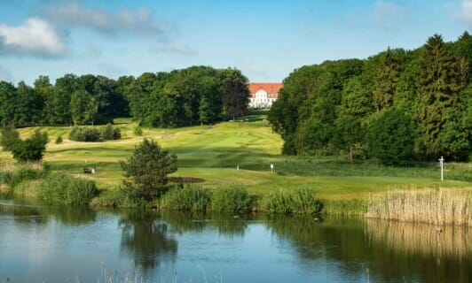 Ansicht des Schloss Fleesensee vom SCHLOSS Golfkurs aus.