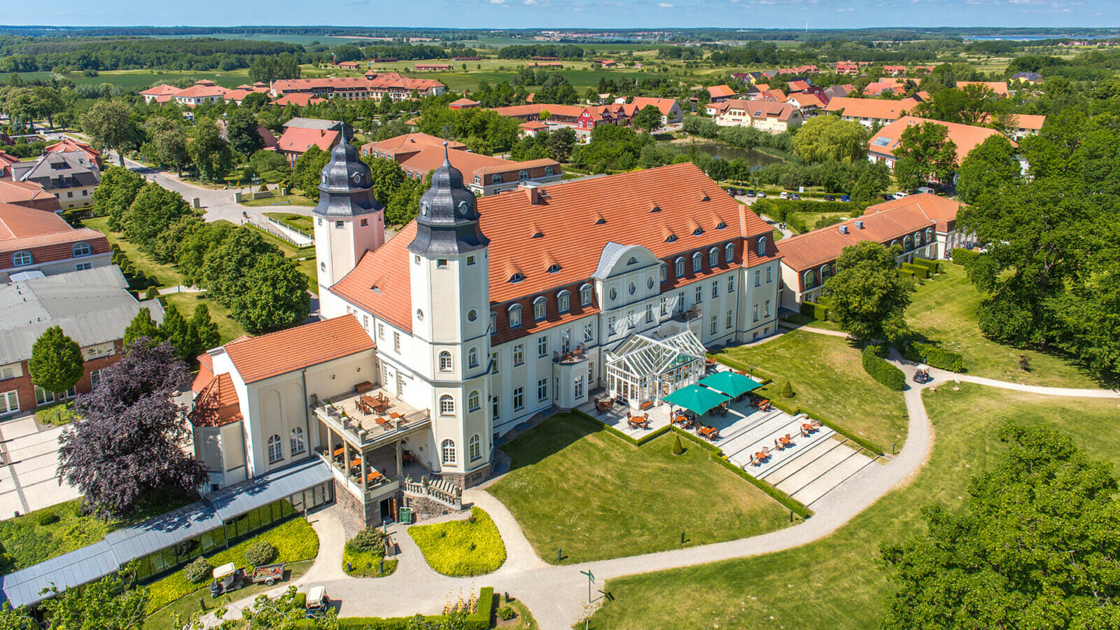 Schloss Fleesensee im Sommer von oben.