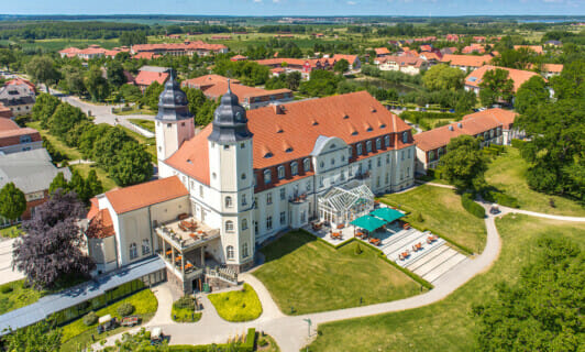Schloss Fleesensee im Sommer von oben.