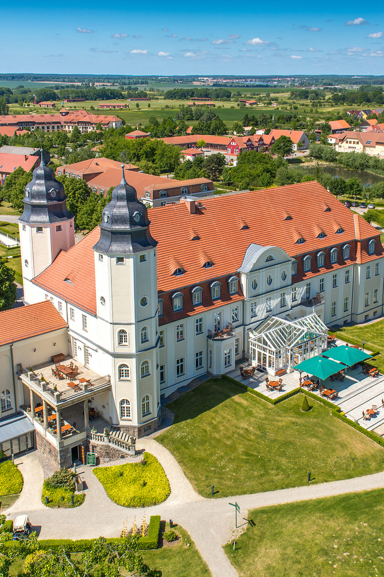 Schloss Fleesensee im Sommer von oben.