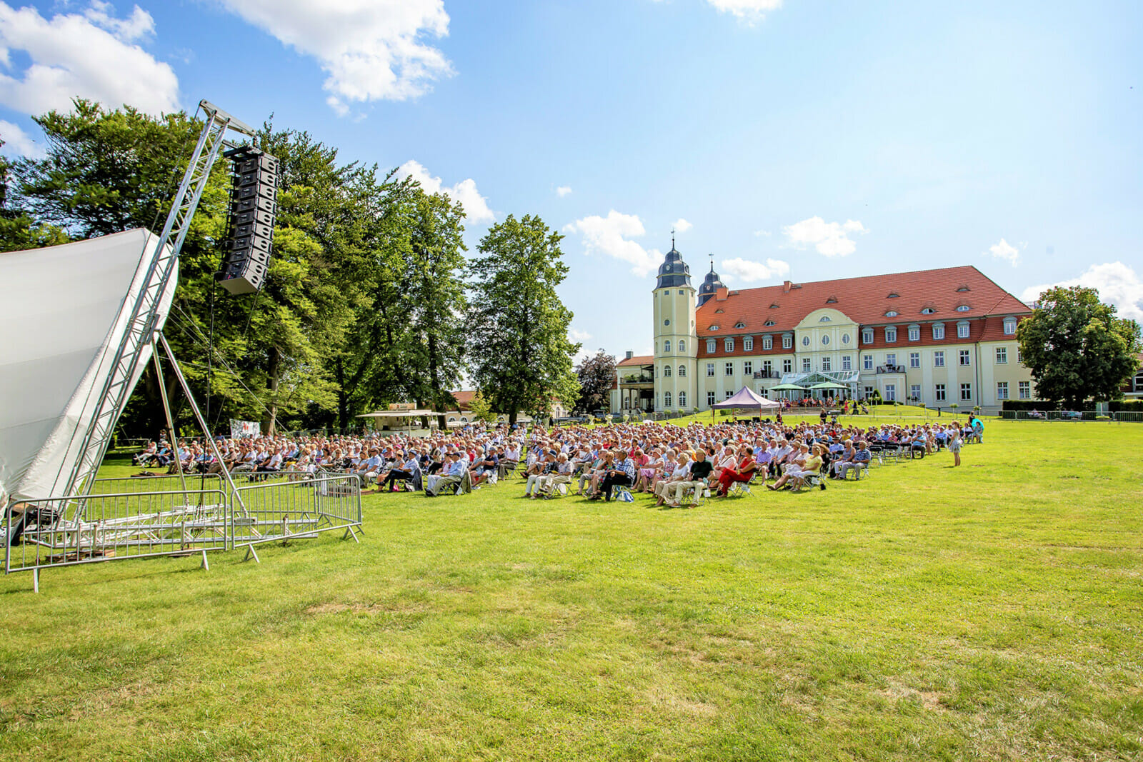 Ein Schlosskonzert im Sommer auf der Freilichtbühne.