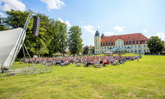 Ein Schlosskonzert im Sommer auf der Freilichtbühne.