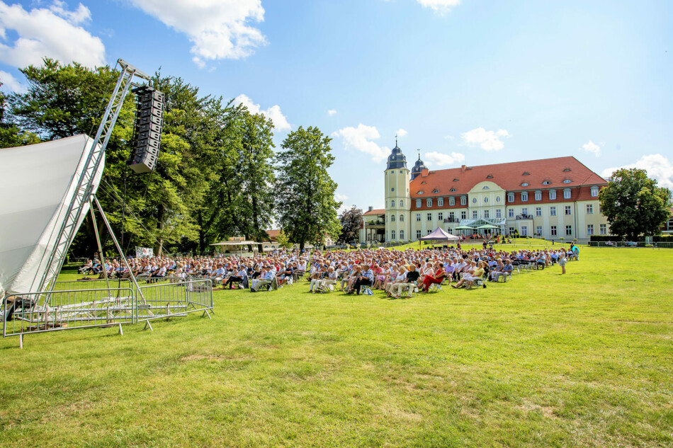 Ein Schlosskonzert im Sommer auf der Freilichtbühne.