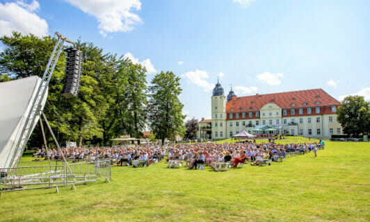 Ein Schlosskonzert im Sommer auf der Freilichtbühne.