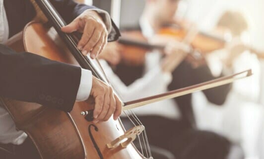 Musiker mit einem Cello beim Jahresabschlusskonzert.