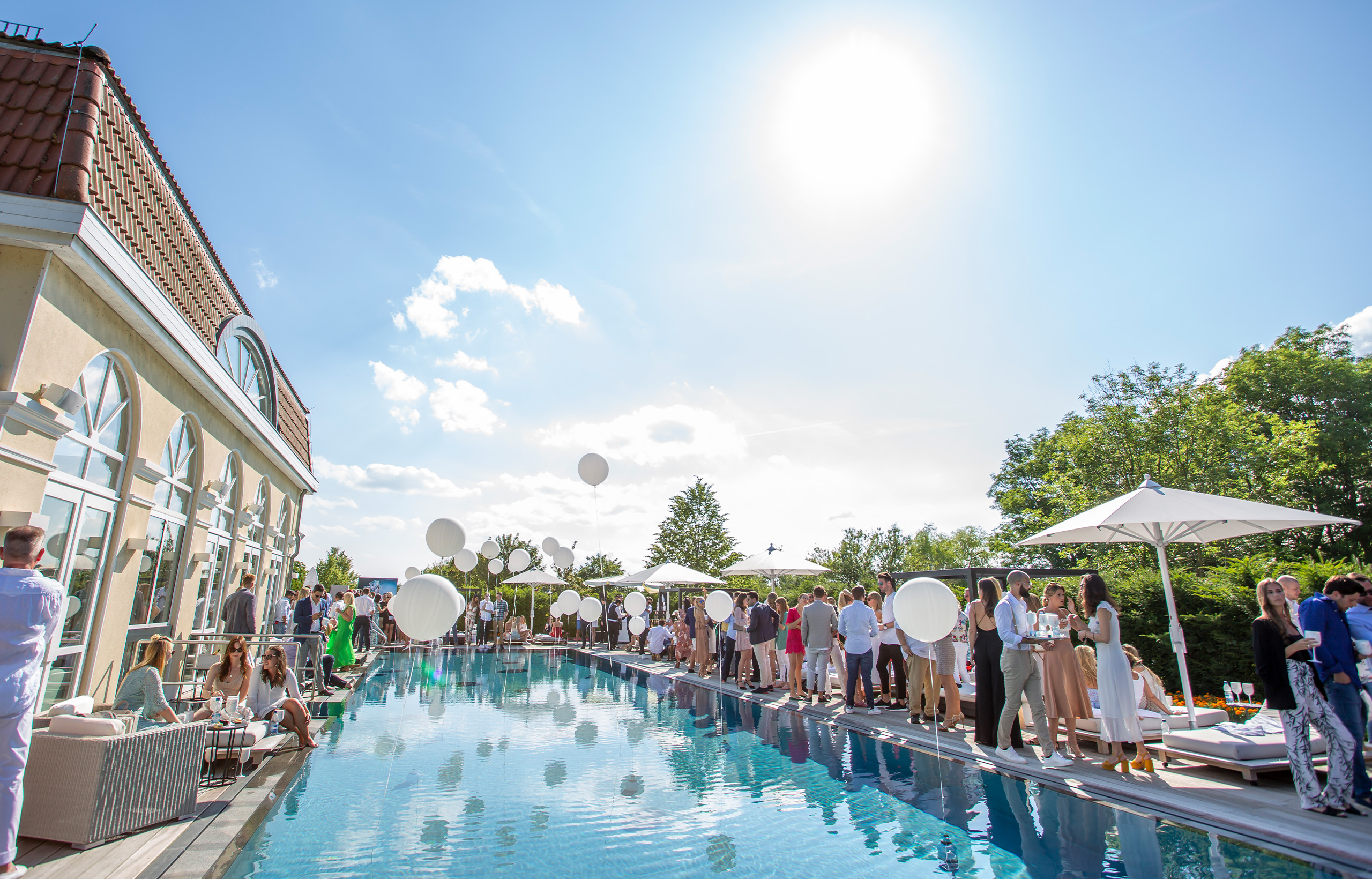 Eine Party mit Luftballons am Pool im Tagungshotel Mecklenburg-Vorpommern im Schloss Spa.