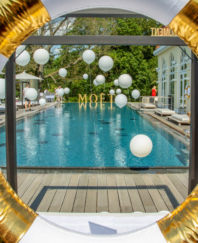 Eine Party mit Luftballons am Pool im Schloss Spa.