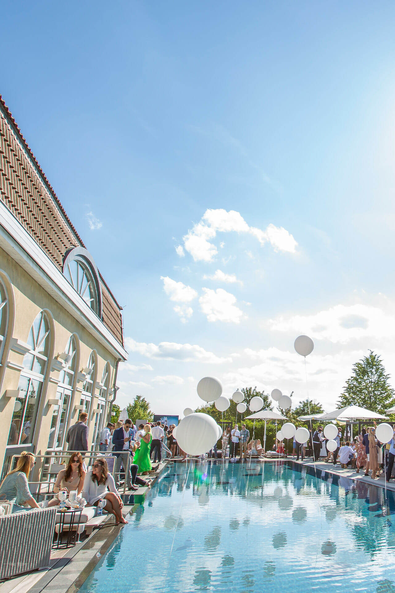 Eine Party mit Luftballons am Pool im Tagungshotel Mecklenburg-Vorpommern im Schloss Spa.