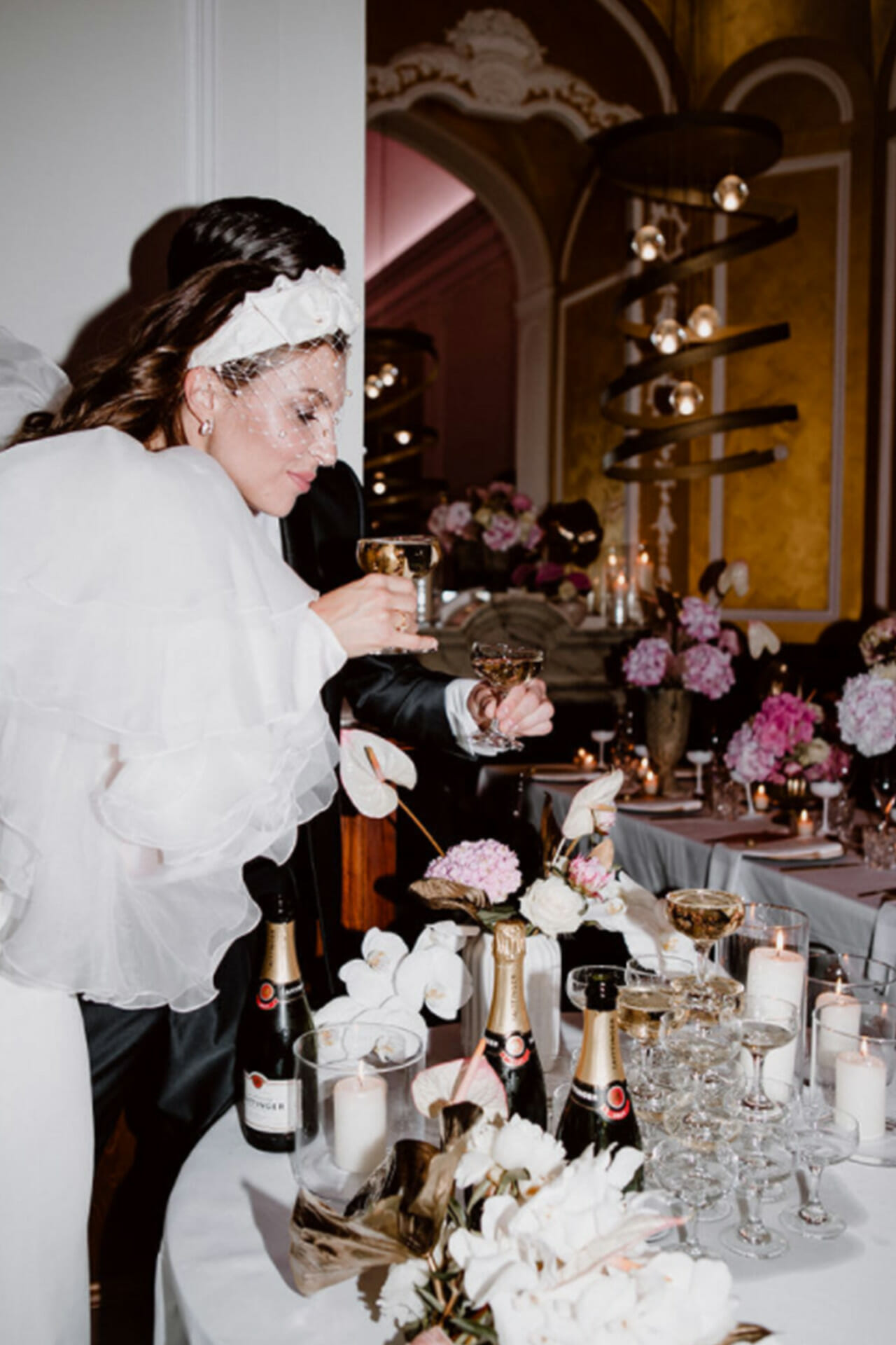 Frau bedient sich am Buffet in der Eventlocation Blüchers