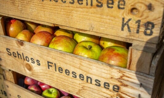 Äpfel in Holzkisten aus der hauseigenen Landwirtschaft beim Schloss Fleesensee.