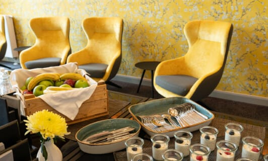 Obstkorb und Desserts im Bankettbereich des Schlosshotels Fleesensee für Tagungen und Veranstaltungen