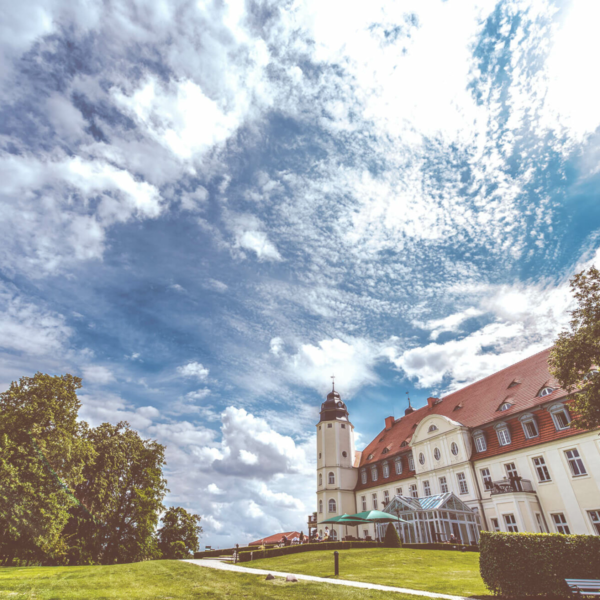 Wolken am Himmel über dem Schloss Fleesensee.