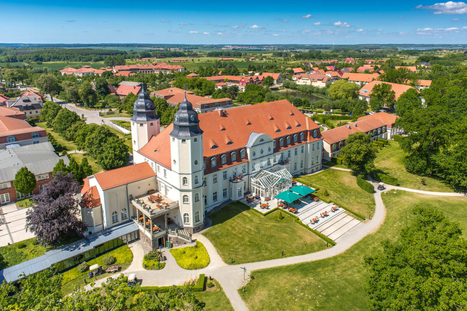 Das Schloss Fleesensee von oben im Sommer.