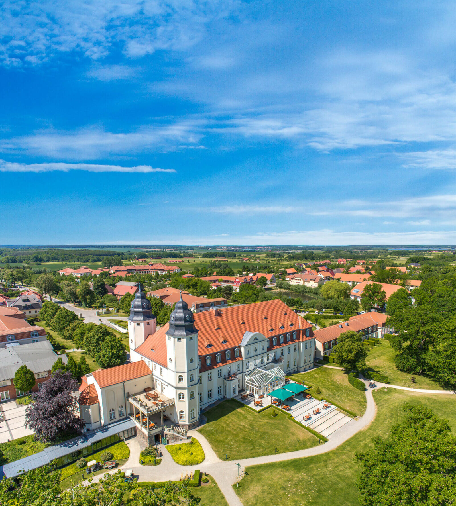 Das Schloss Fleesensee von oben im Sommer.