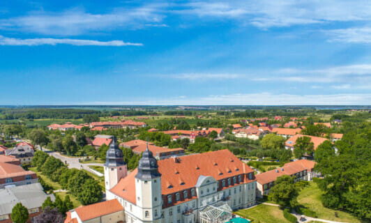 Das Schloss Fleesensee von oben im Sommer.