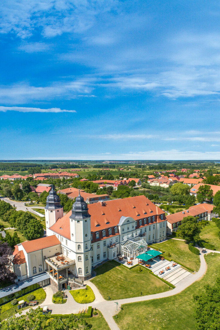 Das Schloss Fleesensee von oben im Sommer.