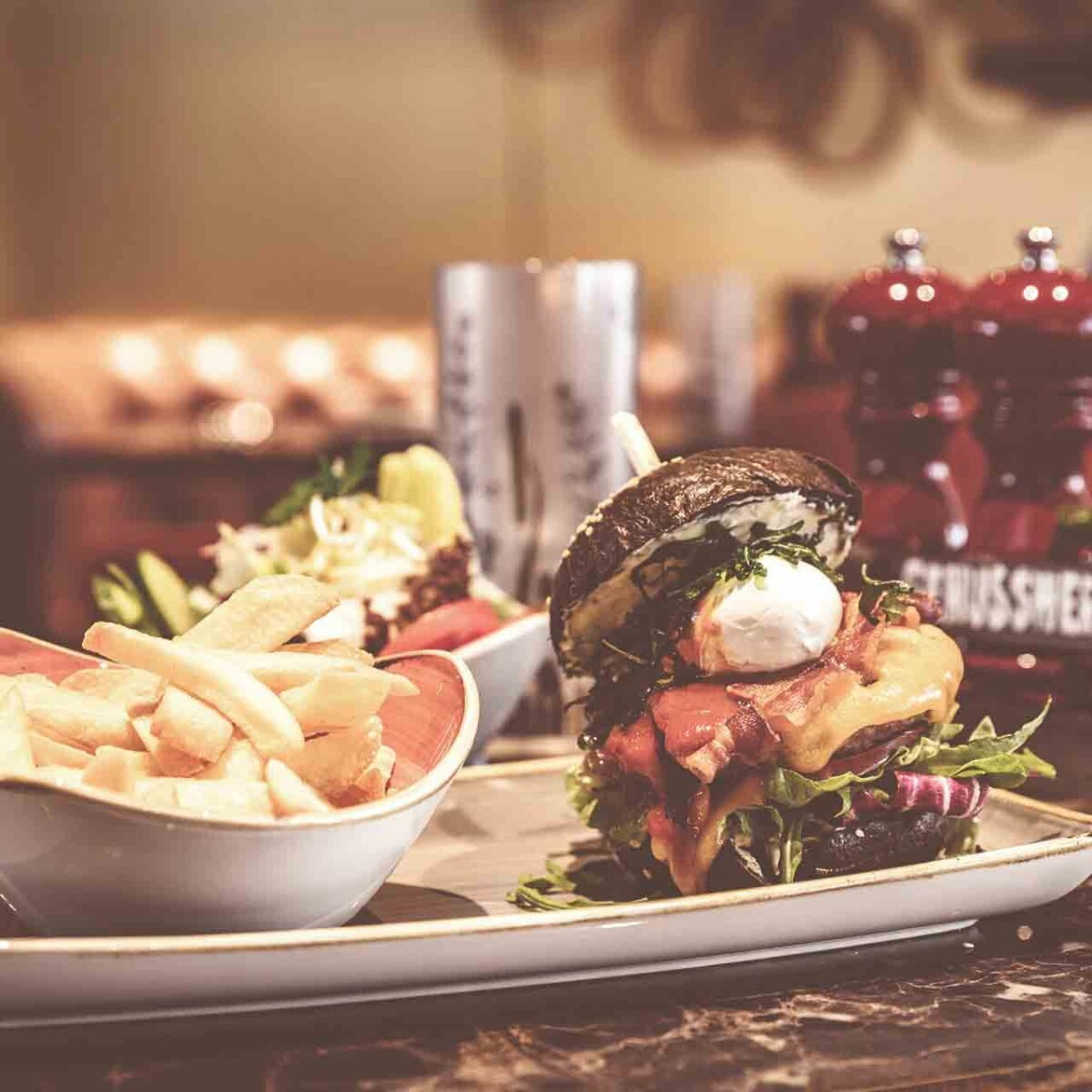 Ein Gourmet-Burger mit Pommes.