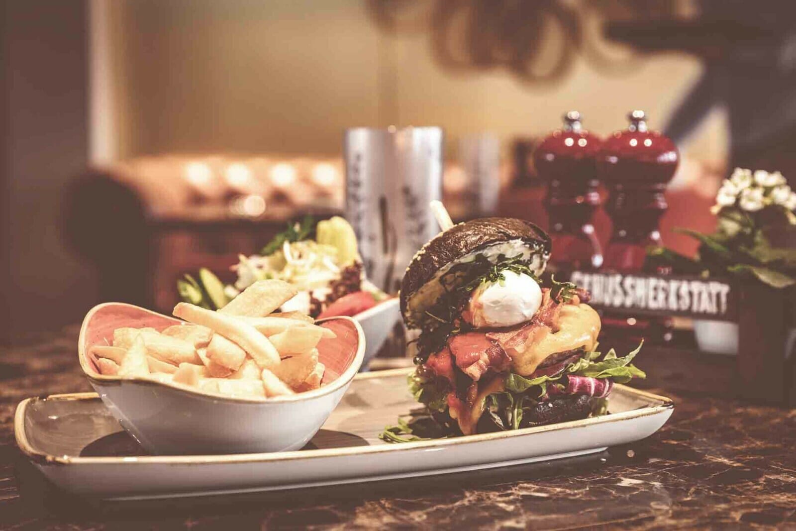 Ein Gourmet-Burger mit Pommes.