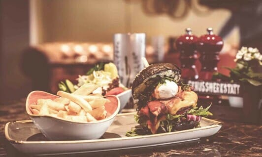 Ein Gourmet-Burger mit Pommes.