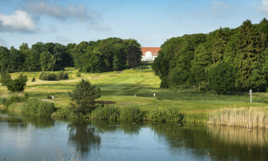 Golfplatz hinter dem Schloss Fleesensee.