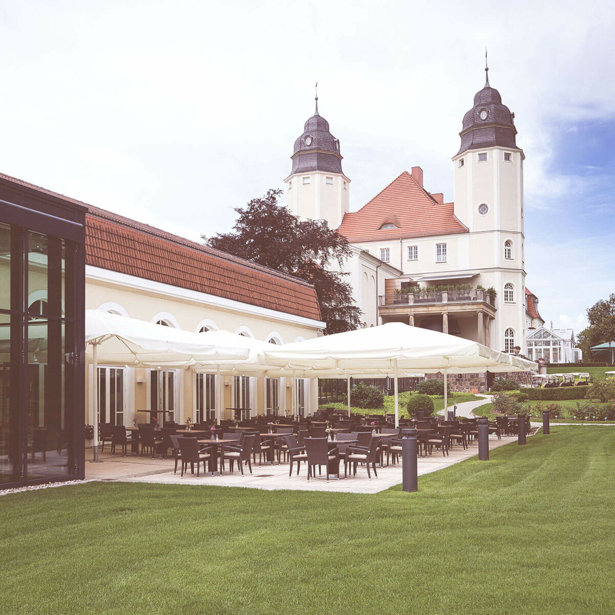 Die Terrasse der Orangerie des Schloss Fleesensee.
